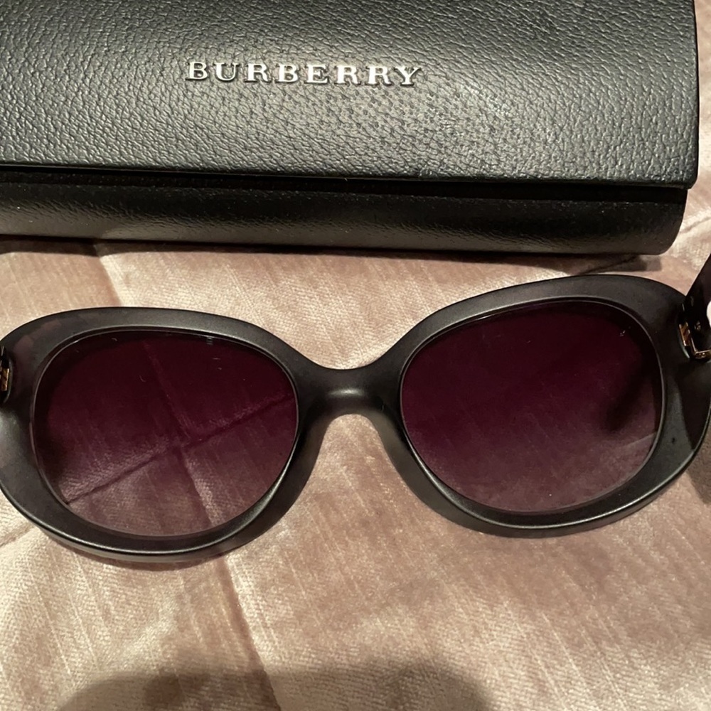 BURBERRY Plaid Signature Design Sunglasses NWOTS - Picture 9 of 16